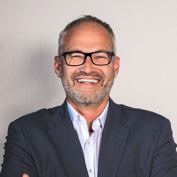 „Wir haben dank KI weniger Fehlteile bei höheren Maschinenlaufzeiten und geringere Kosten für Werkzeug und Personal“, berichtet Geschäftsführer Andreas Zumkeller von der EZU-Metallwaren GmbH & Co. KG.  (Bild: EZU-Metallwaren )