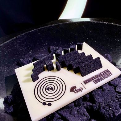 Bild1: Hier sieht man additiv gefertigte Demonstratoren aus einem Hochtemperatur-Supraleiter-Material. Am Lehrstuhl für Digital Additive Production der RWTH Aachen will man so günstiger Supraleiter aus YBCO aus der Taufe heben, die etwa stabiler sind als bisherige. (Bild: RWTH DAP)