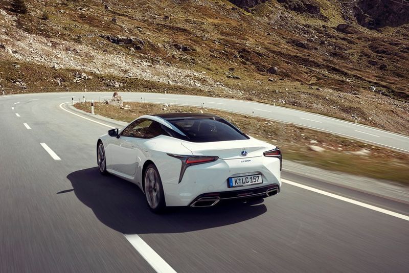 Der Hybridantrieb im LC 500h erlaubt eine Sprintzeit aus dem Stand auf Tempo 100 in fünf Sekunden. (Lexus)