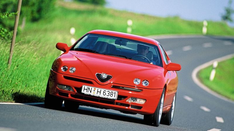 Im März 1994, ebenfalls auf dem Genfer Salon, stelle Alfa Romeo den neuen GTV vor, dessen  Serienfertigung im September desselben Jahres anlief. Die intern als Baureihe 916 bezeichneten Parallelmodelle GTV und Spider haben eine in weiten Teilen identische Karosserie, die Enrico Fumia für Pininfarina entworfen hatte. Technisch basieren beide Modelle auf einer von Fiat entwickelten Plattform mit dem Namen Tipo Due. Sie hatte ihren Ursprung im Fiat Tipo der zweiten Serie und diente zahlreichen weiteren Fahrzeugen des Fiat-Konzerns als Basis ... (Bild: Hersteller)