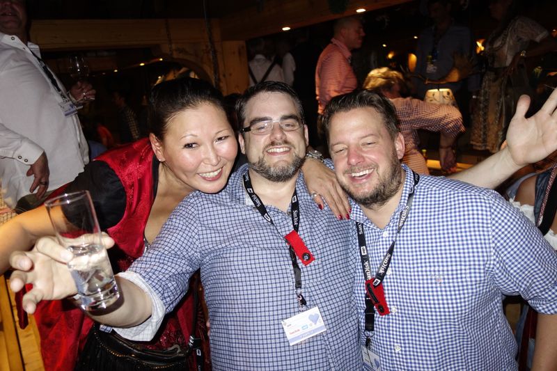 Miriam Franke, Western Digital, Jan Kopmann, Littlebit, und Marcus Gornowicz, Western Digital, unterstützen die Band mit ihrem Gesang. (Vogel IT-Medien)