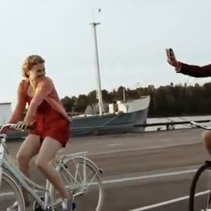 Das Werbevideo von Nokia suggeriert: Junge nimmt Mädchen mit dem Lumia 920 auf.