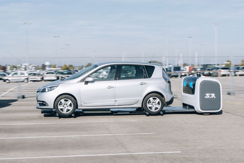 Da das Parksystem mit dem Flugticket gekoppelt ist, weiß Stan, wann das Auto wieder benötigt wird und fährt es rechtzeitig vor. (Stanley Robotics/ P-A Pluquet / Alpaca / Andia)