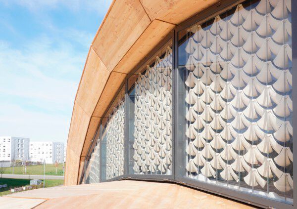 Biobasierte Materialien und bioinspirierter 4D-Druck ermöglichen Gebäudefassaden, sich autonom zu verschatten – ohne elektrische Betriebsenergie. (Bild: Institute for Computational Design and Construction (ICD))