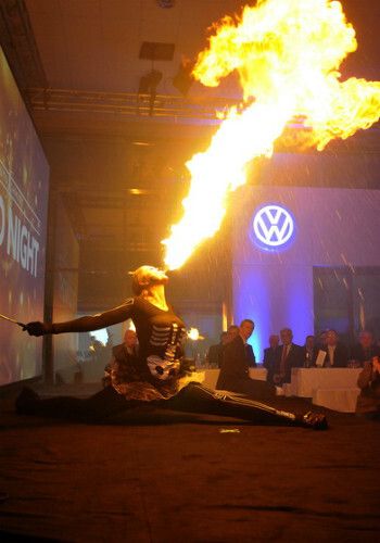 Der Neubau steht noch: Feuerkünstler sorgten für Abwechslung. (Foto: Zietz)