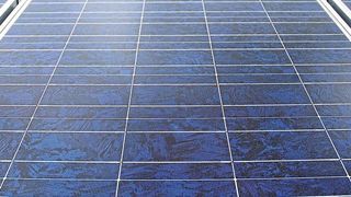 Auf dem Dach des eigenen Industriegebäudes sind Photovoltaikanlagen derzeit lohnend. (Bundesverband Solarwirtschaft)