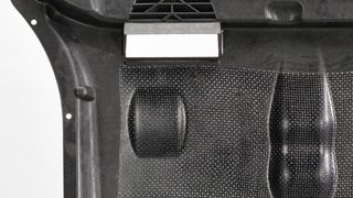 In sogenannten Schlechtwegeländern können Fahrzeughalter jetzt entspannter auf das Gaspedal treten. Denn Lanxess hat aus Tepex einen Unterbodenschutz entwickelt, der gegen Steinschlag & Co. resistent und auch noch besonders leicht ist, wie das Unternehmen berichtet. (Lanxess)