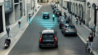 Nicht alle Autofahrer vertrauen ihren Assistenzsystemen. (Bild: Volvo)