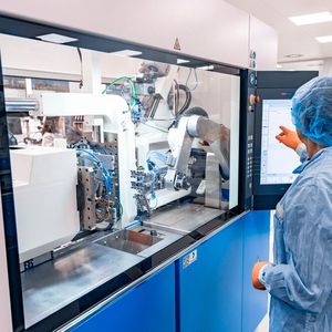 Was die Micropower bei Starlim in der Abteilung Micro Moulding angeht, so handelt es sich bei ihr um eine kompakte und komplette Fertigungszelle für die LSR-Verarbeitung. Hier steht eine im Reinraum.(Bild:  Starlim Spritzguss)