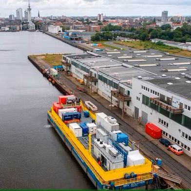 Um grünen Wasserstoff noch effizienter zu gewinnen, testen Forscher aus Bremerhaven derzeit, ob das nicht mit einer Plattform direkt im Meer zu erreichen ist ... (Bild: dpa)