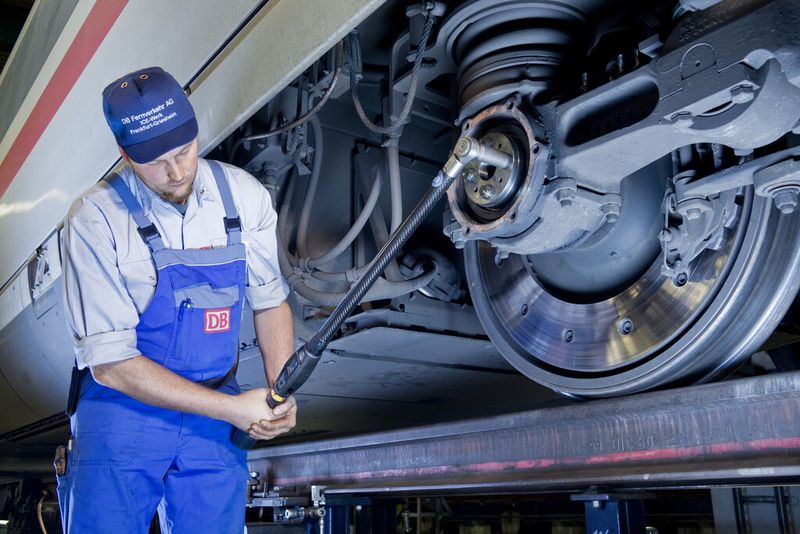 Die Druckplatte, die das Lager in Position hält, wird mit vier Schrauben befestigt. Für den Anzug mit dem beim ICE 3 geforderten Drehmoment von 250 Nm hat sich der akkubetriebene Drehmomentschlüssel des Typs ST-Wrench bewährt. Er wiegt nur rund 2 kg und verfügt über zwei Messwertgeber für die getrennte Messung von Drehmoment und Drehwinkel – Voraussetzung für die prozesssichere Montage der Stufe 5. Auch hier wird die Anzugsreihenfolge über die Werkerführung angezeigt. (Bild: Atlas Copco Tools)