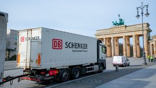 Das DB vor Schenker ist Geschichte: Die Logistiktochter wurde jetzt an den dänischen Big Player DSV verkauft (hier ein Lkw-Gespann auf dem Pariser Platz vor dem Brandenburger Tor). (Bild: DB/Volker Emersleben)