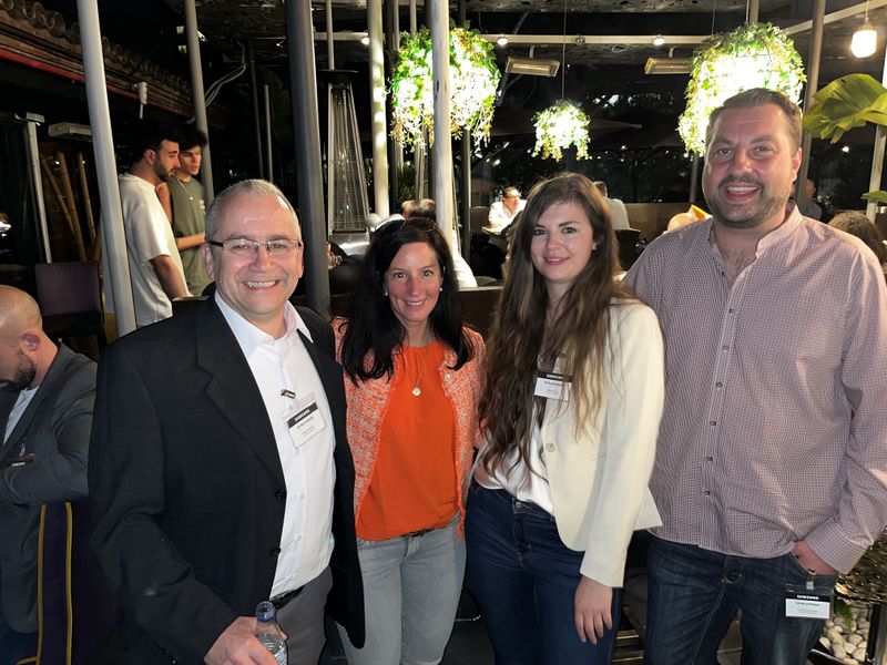 Christoph Klaar (r., Samsung) mit dem ITZ Team (v. l.) Peter Medam, Martina Hochmayr und Valerie Klug. (IT-BUSINESS)