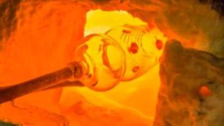 Könnten Schmelzöfen der deutschen Glasindustrie könnten bald kalt sein? Denn die besonders energieaufwendige Glasherstellung leidet unter der Kostenexplosion für Strom und Gas sehr stark, heißt es. Jetzt droht aber noch ein anderes Übel! Lesen Sie mehr darüber. (Bild: Glashütte)