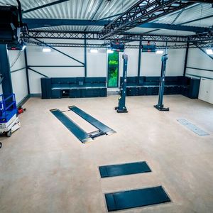 Die Werkstatt wird mit allem ausgerüstet sein, was für die Kfz-Reparatur gebraucht wird – vom der Hebebühne bis zum Handwerkzeug.(Bild:  Fabula Film)