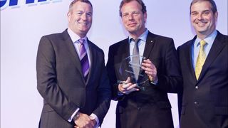 Freuen sich über den Award (v.l.): Ian Snadden, Vice President EMEA, Axel Gambietz, Geschäftsleiter PCO und Mel Taylor, EMEA Channel Director bei Intermec. (Bild: Intermec)