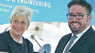 Mit der stellvertretenden Gouverneurin von Connecticut, Nancy Wyman, weihte Pascal Schiefer, geschäftsführender Gesellschafter der Leipold-Gruppe, die erweiterte Produktionshalle ein.  (Leipold-Gruppe)