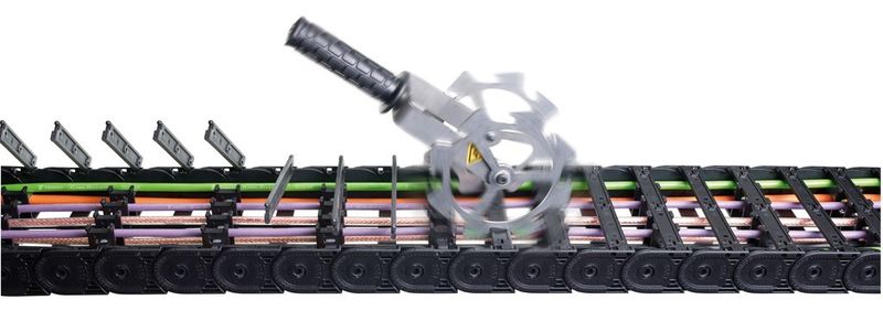 Die Uniflex Advanced lässt sich besonders schnell öffnen: Die Bu¨gel, die die beiden Kettenbänder verbinden, verfu¨gen u¨ber eine Kugelgelenk-Mechanik. Mit dem optionalen Öffnungswerkzeug kann die Kette extrem schnell und ohne großen Kraftaufwand geöffnet werden. (Tsubaki Kabelschlepp)