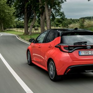 Er fährt mit einem markanteren Design als die Vorgänger-Generation vor.(Bild:  Toyota)