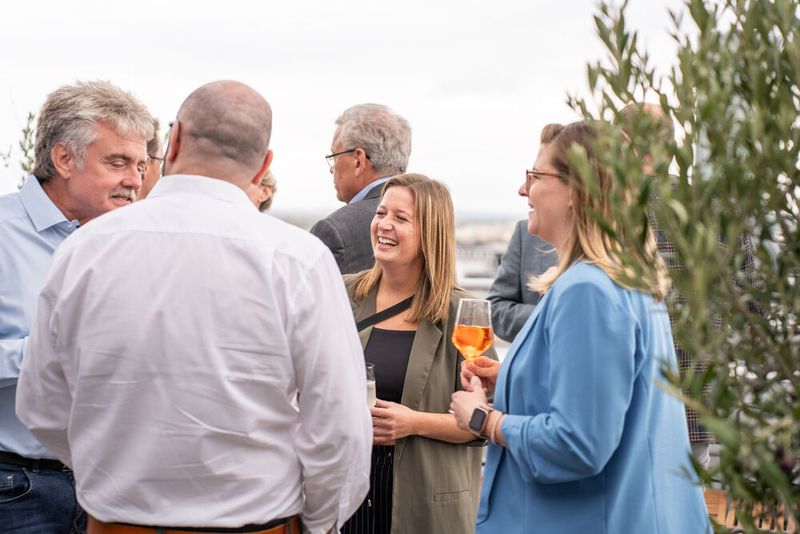 Zwischen Vortrag und Dinner lassen die Münchner Wettergötter einen Aperitif auf der Dachterrasse zu.  (Bild: C4B)
