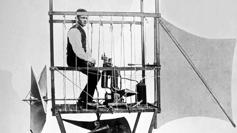 Der Motor wirkte mit bis zu 720 Umdrehungen je Minute auf eine horizontale und eine vertikale Luftschraube, beide jeweils dreiflügelig ausgeführt und auf einer Welle aus Metallrohr befestigt. Die horizontale Schraube unter der Gondel diente zur Veränderung der Fahrthöhe.  (Bild: Mercedes-Benz)