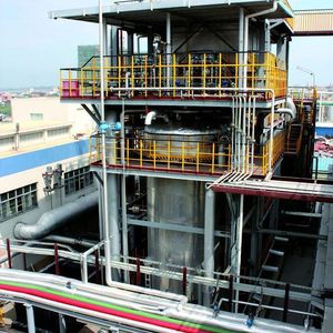 Brennkammer und Dampferzeuger mit dampfbetriebenen Abreinigungsdüsen für eine Reinigung während des Betriebs 