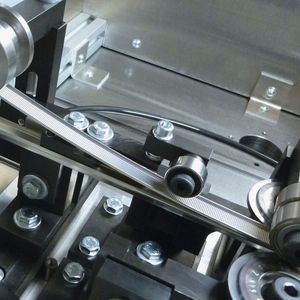 Dünnwandige parallel gefertigte Profile ab 0,08 mm können mit der Verfahrensinnovation in einem Arbeitsgang hergestellt, mittels eines Faserlasers und Doppel-Optik verschweißt und anschließend berührungslos gemessen werden.