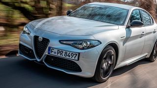 Alfa Romeos Giulia geht mit gestärkten Motoren und neuen Ausstattungsvarianten in die neue Generation. (FCA)