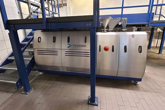 Der Extruder FED 26 MTS wurde für diesen speziellen Einsatz in der Höhe angepasst, sodass er optimal unter die neue bei AF-COLOR installierte Arbeitsbühne passt(Bild:  Feddersen Group)