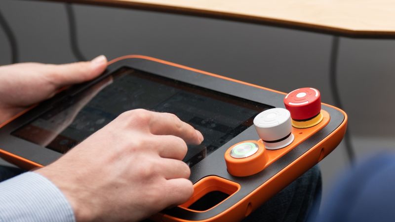 Intuitiv und bedienfreundlich: Das „Teach Pendant“ von Kassow Robots steht seit jeher für das einfache Bedienen und Programmieren der KR Cobots.(Bild:  Kassow Robots)