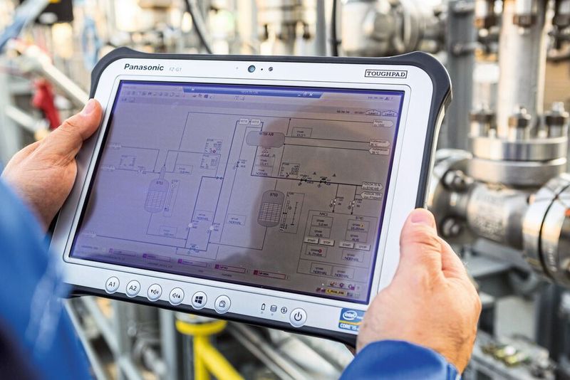 Der Salpetersäure-Verbund gehört in Ludwigshafen zu den Kernanlagen des Standorts. Im Zuge der Digitalisierung wird hier seit 2015 erfolgreich mit Tablets gearbeitet. Hierdurch kann bei entscheidenden betrieblichen Abläufen die Effizienz deutlich gesteigert werden, zum Beispiel bei aufwändigen Mess- und Regelprüfprozessen sowie bei An- und Abfahrvorgängen. Um die Messwerte sicher und schnell zu übertragen, sind Campus-5G-Netzwerke hilfreich. (Bild: BASF)