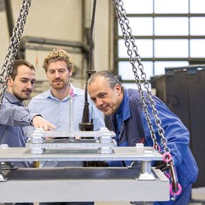 Die Betriebssicherheitsverordnung sieht vor, nach sicherheitsrelevanten Veränderungen der Arbeitsbedingungen einschließlich der Änderung von Arbeitsmitteln die Gefährdungsbeurteilung zu aktualisieren und bei Bedarf die Schutzmaßnahmen anzupassen.  (Bild:  Ce-Con)