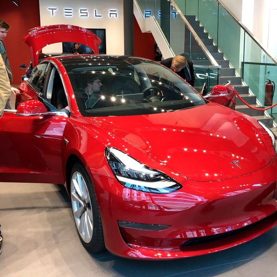 Tesla ist mit Abstand die bekannteste Marke für Autos mit Elektroantrieb.(Bild:  Seyerlein/»kfz-betrieb«)