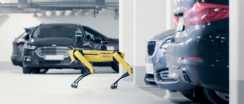 Bringt ein Kunde seinen Mietwagen zurück, erfasst der Flottenmanager das Kennzeichen über eine App auf dem Smartphone. Alternativ kann die Erfassung automatisch bei der Einfahrt in das Parkhaus erfolgen. Der Roboter-Hund bekommt dadurch den Auftrag, den Parkplatz zu suchen und das Fahrzeug zu überprüfen. (Microsoft)