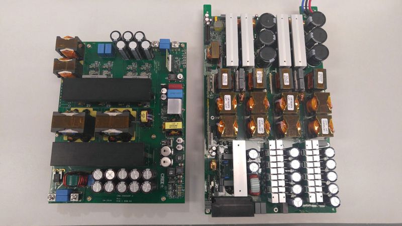 Bild 1: SiC DC/DC-Wandler mit 20 kW (links) und IGBT DC/DC-Wandler mit 15 kW (rechts) (Wolfspeed)
