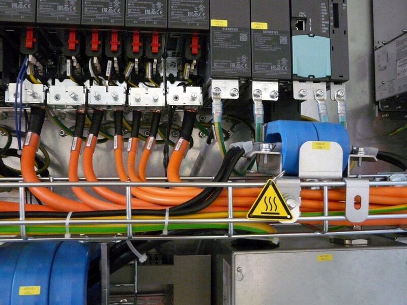Blick in den Schaltschrank. Gut zu sehen: die orangen Chainflex Leitungen CF270.UL.D.  (Igus)