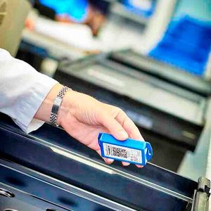 Sicherer Transport von kühlpflichten Pharmaprodukten beit tiefen Temparaturen: Bei Bedarf kann die Bito-Pharmabox digital codiert und temperaturüberwacht werden. Eine Plombe stellt sicher, dass kein Unbefugter Zugriff auf die Inhalte hat. 