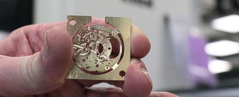 Mit bis zu 220 Merkmalen bearbeitet, kommen die Uhrenplatinen bei IWC stets perfekt von der Kern Micro HD.(Bild:  Kern Microtechnik GmbH)