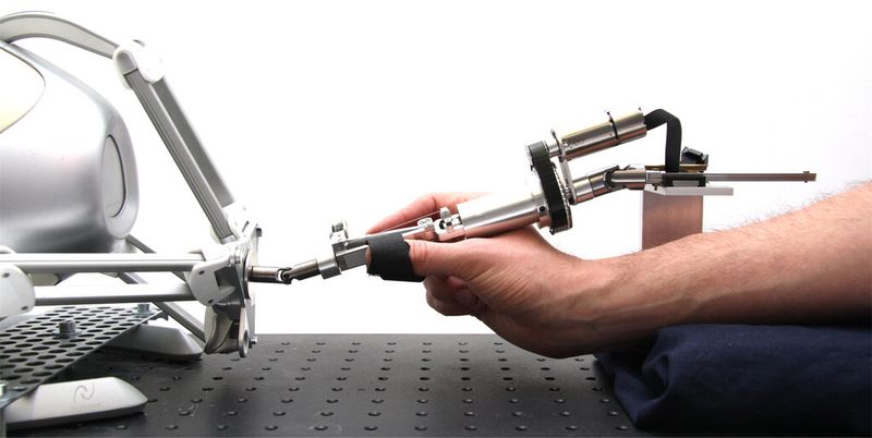 Wenn der Roboter etwas greift und dabei auf einen Widerstand trifft, übt der Motor einen entsprechenden Widerstand gegen den Finger aus. So kann der Chirurg spüren, was im Operationsgebiet passiert. (Bild: Faulhaber/Klug)