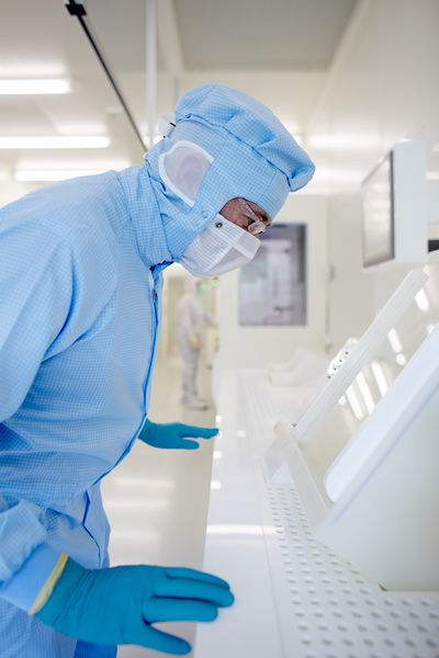 Während des Nassätzens wird jedes einzelne Substrat in verschiedene Chemikalien eingetaucht. (Bild: IST)