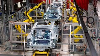 Porsche (Bild) geht es im Vergleich zu anderen Automobilbauern in Deutschland noch recht gut. Aber viele sind zu wenig ausgelastet. Auch der Umstieg auf die E-Mobilität und die schwächelnde Nachfrage machen Sorgen. Es drohen sogar die ersten Werksschließungen, meldet die dpa. (Bild: Porsche)