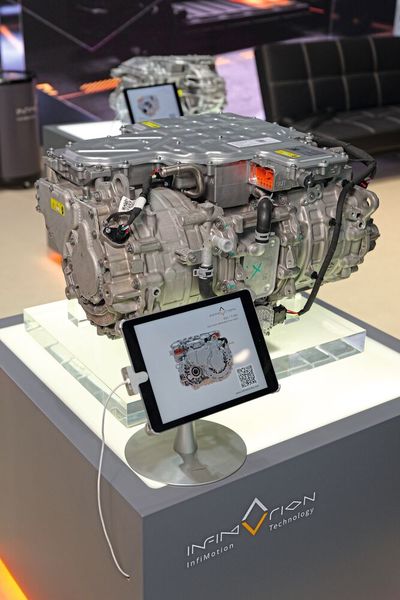 Die Antriebseinheit (EDU) TL300 ist ein 11-in-1 Dual-Motor-Antriebsstrang mit Magnesium-Aluminium-Gehäuse. Dieses EDU-Produkt wurde bereits im Geely Galaxy M9 und Lynk&Co 900 eingesetzt. (Bild: Vogel Communications Group/Stefan Hafen)
