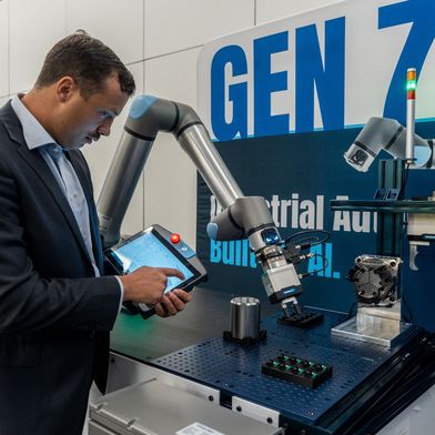 Christopher Savoia, Global Head of UR+ Ecosystem bei Universal Robots, präsentiert das neue SP7 Smart Panel an einem UR17g-1300-Roboter anlässlich der Vorstellung von Gen 7 – der Roboterplattform der 7. Generation von UR – auf der IMTS in Chicago am 14. September 2026. (Bild: Bild Teradyne Robotics)