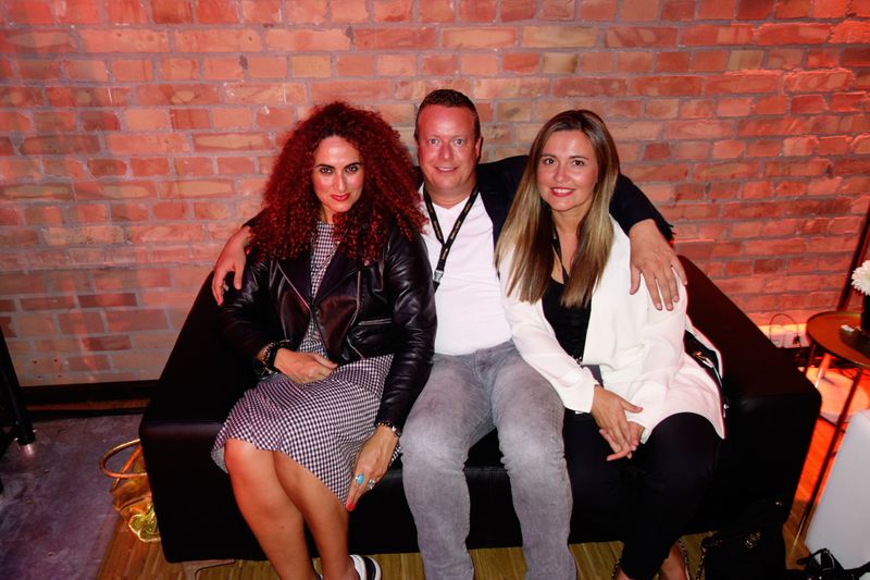 In der Mitte zwischen Besa, IT-BUSINESS, und Aline Gauthier, Samsung, fühlt sich Ralf Schweitzer, GSD, am wohlsten. (Bild: IT-BUSINESS)