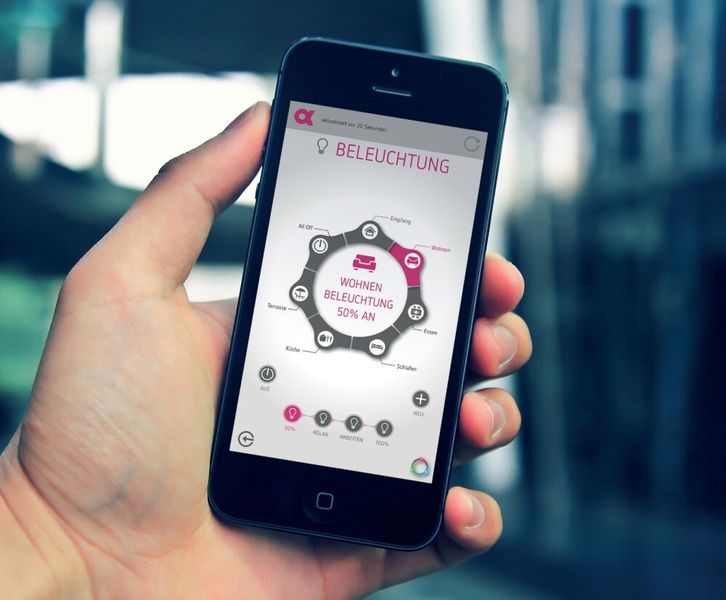 Die Bewohner können alle Funktionen des Aktivhauses von überall mit dem Smartphone steuern. (AlphaEOS)