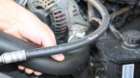 Wenn in der Werkstatt an einem Fahrzeug ein zu Recht beanstandeter Mangel behoben wird (Nacherfüllung) und dabei neue Schäden entstehen, gibt dies dem Autokäufer nicht das Recht, deshalb vom Kaufvertrag zurückzutreten, so ein Urteil des OLG Zweibrücken. (Bild: frei lizenziert)