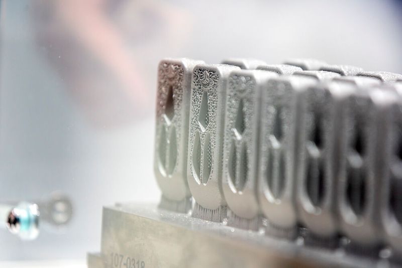 Heute noch auf der Formnext, morgen vielleicht schon Teil unserer Wirbelsäule. Wirbel in unterschiedlichen Größen werden bereits in Serie gefertigt. Die löchrigen Strukturen helfen beim Verwachsen mit dem Körper. Hier Exponate von 3D Systems mit einer Schichtdicke von 30 µm. (Bild: S. Human/VCG)