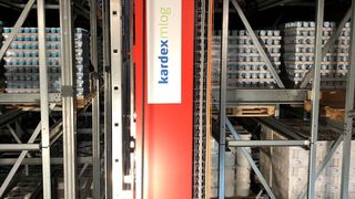 Regalbediengerät: Das 21 Meter hohe RBG „MSingle-A“ kann 1.000 kg tragen und Paletten zweifachtief aufnehmen. (Bild: Kardex Mlog)