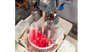 Was man beim ersten Blick für Vanillepudding mit Himbeersoße halten könnte, erfreut den Gaumen nicht wirklich. Denn hier blickt man auf eine Schmelzwanne, in der Braunglas hergestellt wird. Das Besondere: Das geht jetzt ohne Probleme auch mit Strom, statt, wie bisher, mit Gas ... (Bild: TU Bergakademie Freiberg)