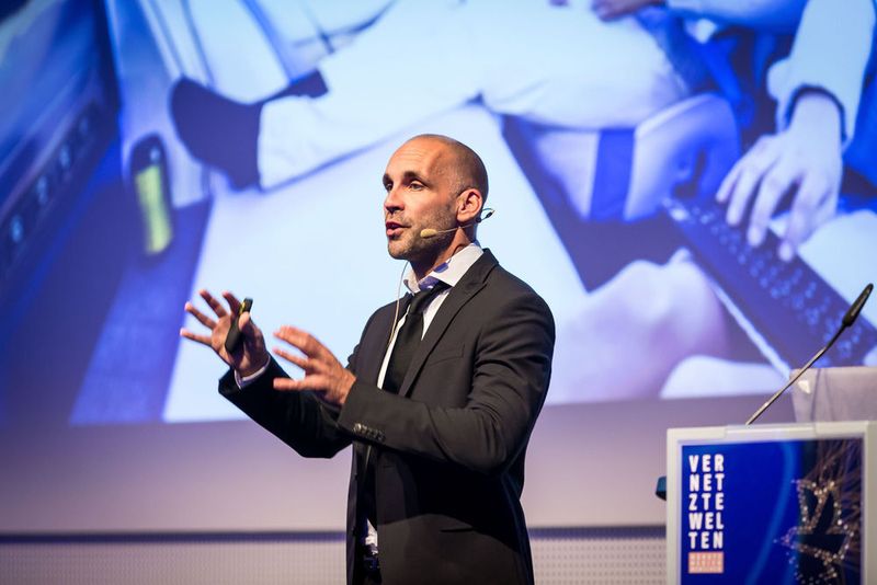 Einen aufrüttelnden und teilweise verstörenden Vortrag hielt Richard van Hooijdonk über Technikentwicklungen der Zukunft, wobei sein Motto lautete... (Stefan Bausewein)